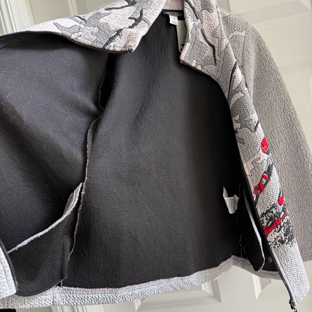Gray and Red Artistic Ski Jacket with High Collar - Picture 5 of 10